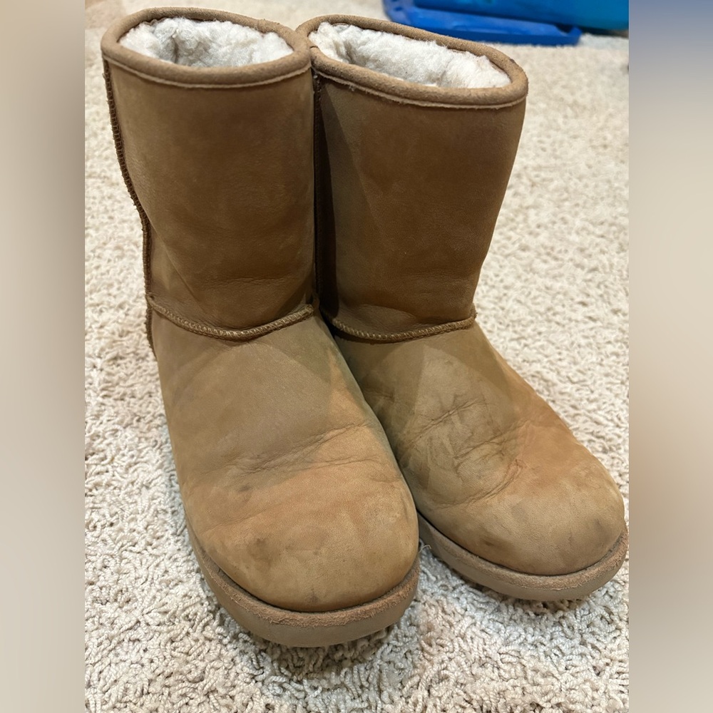 Boys Authentic UGG chestnut classic boots size 5 like new!